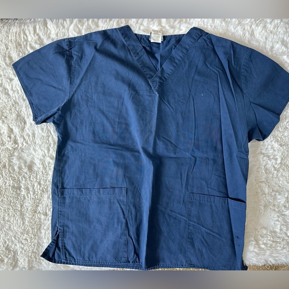 Scrub top with pockets - Picture 1 of 2